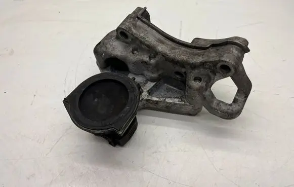 Peugeot 3008 II Engine mount bracket 9807992680
