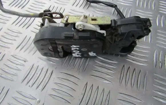 Mazda 323 F Front door lock