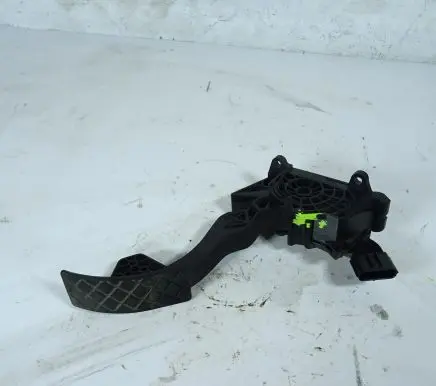Accelerator throttle pedal