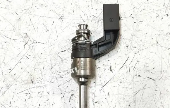 Volkswagen Scirocco Fuel injector 03C906036F