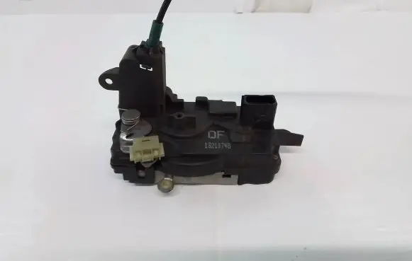 Opel Zafira B Front door lock 13210748