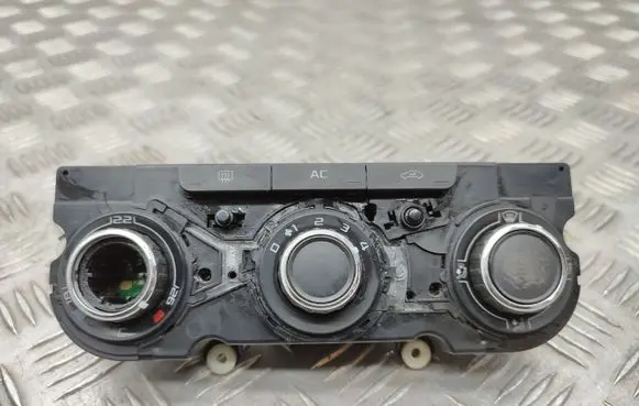 Skoda Octavia Mk2 (1Z) Climate control unit 3T0820047H