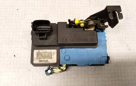 Volvo V70 Front door lock 8650546