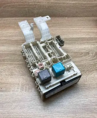 Toyota Yaris Fuse module 8273052321 6G211866