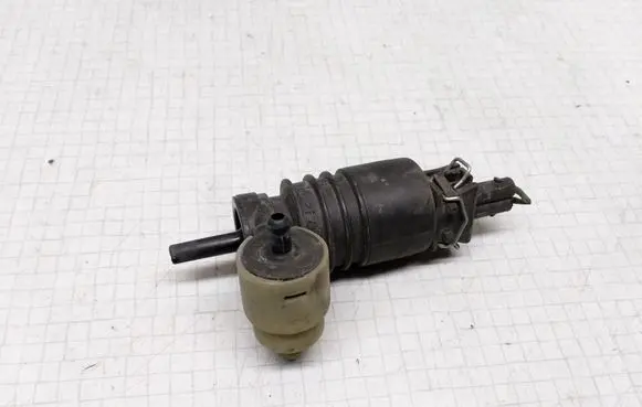 Volkswagen Golf III Windscreen/windshield washer pump