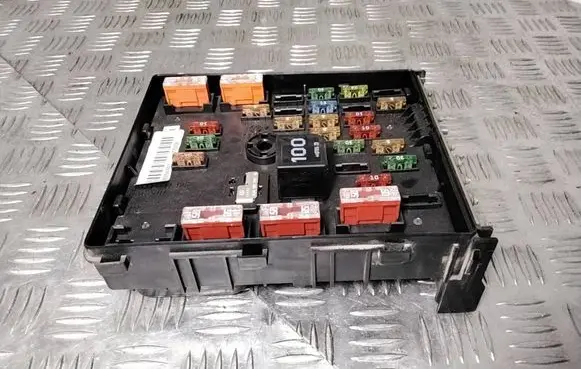 Volkswagen PASSAT B6 Fuse module 3C0937125 63592777 08204407