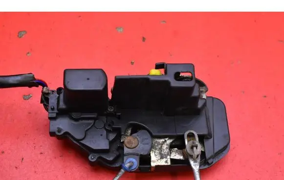 KIA Carens I Front door lock 