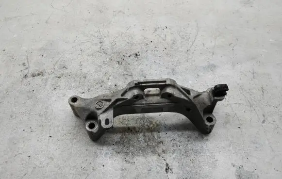 Opel Mokka B Engine mounting bracket 9813582980