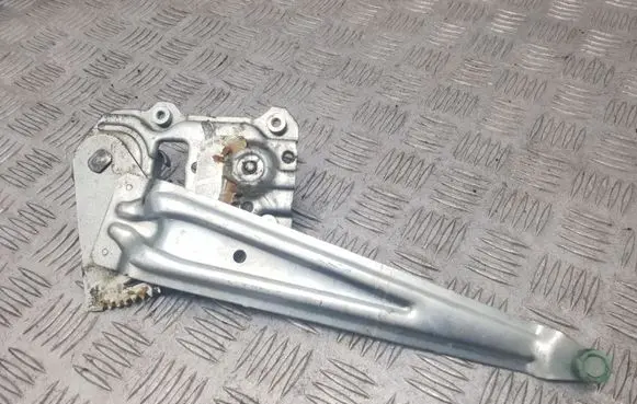 Rear door manual window regulator