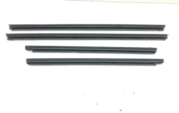 Nissan Qashqai J12 Rubber seal front door window/glass 