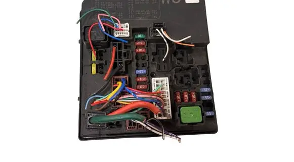 Nissan Leaf I (ZE0) Fuse module 284B73NE3A 3451012159 521772F07