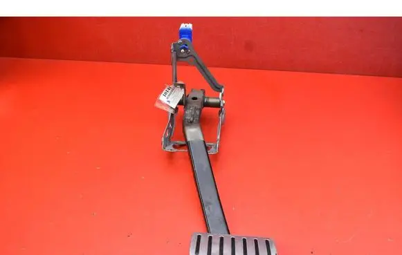 Accelerator throttle pedal