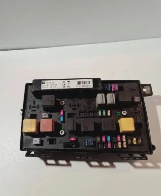 Opel Zafira B Fuse module 13206752 5DK00866829
