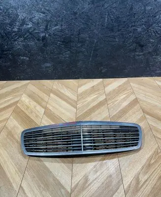Mercedes-Benz E W211 Front bumper upper radiator grill A2118800283