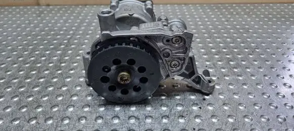 Volkswagen PASSAT B8 Oil pump 04L145208K