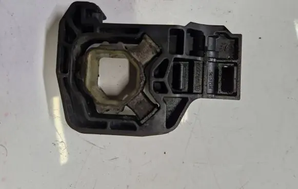 BMW 5 F10 F11 Radiator mount bracket 7575247