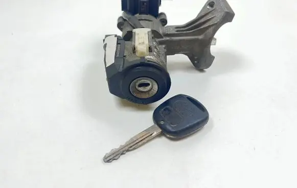 Toyota Corolla E120 E130 Ignition lock 45020024 156071U3FXCVR