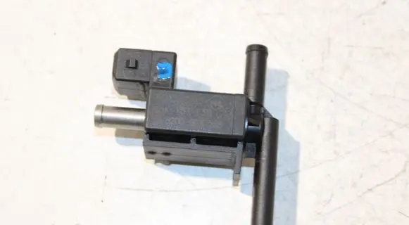 Dacia Sandero II Vacuum valve 70134303 8200603558