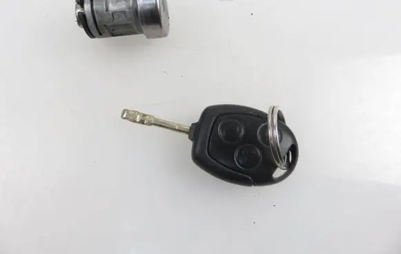 Ford Mondeo Mk III Ignition lock UC592300F