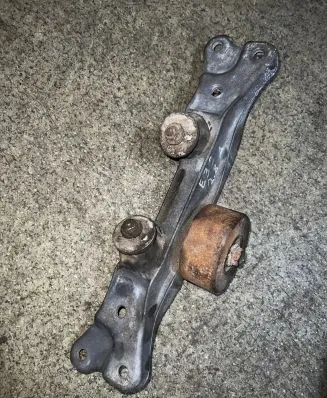 BMW 5 E39 Gearbox mounting bracket 1093446