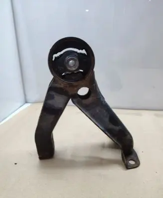 Peugeot 4007 Engine mount bracket