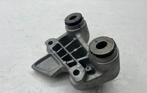 Opel Mokka B Engine mounting bracket 9845361180
