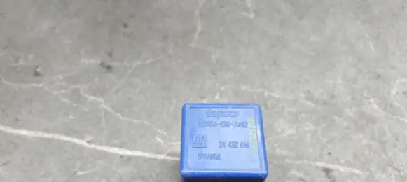 Opel Zafira A Fuel pump relay 24432614