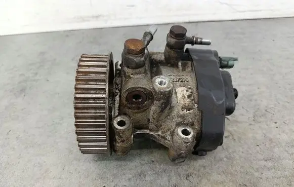 Renault Clio III Fuel injection high pressure pump 