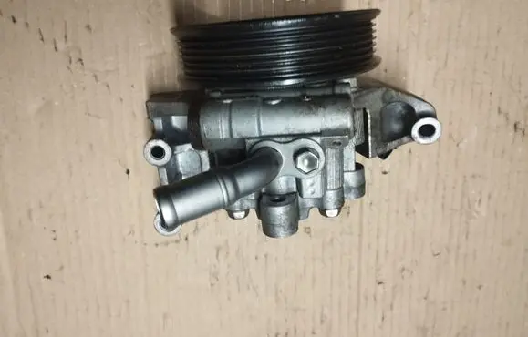 Chrysler Town & Country V Power steering pump C2B21294