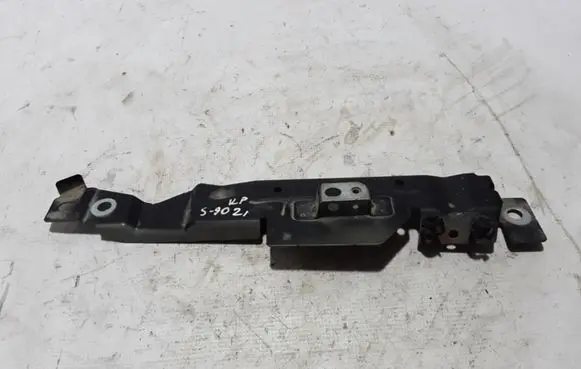 Volvo S90, V90 Fender mounting bracket 31416626
