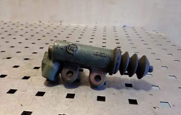 Clutch slave cylinder
