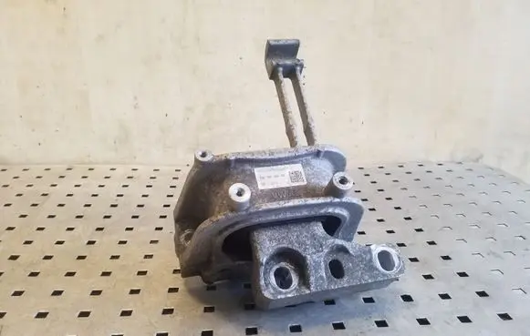 Volkswagen PASSAT B8 Engine mount bracket 5Q0199262DE