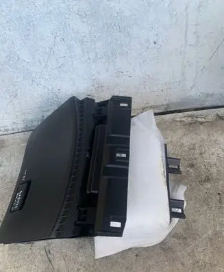 Nissan Juke I F15 Glove box