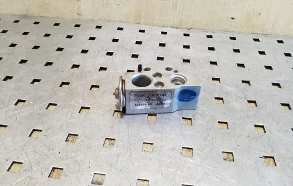 Air conditioning (A/C) expansion valve