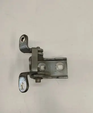 Opel Insignia A Rear door lower hinge S3A046574 2700