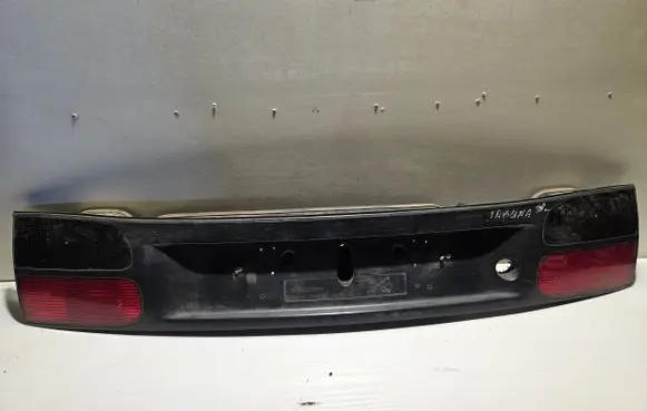Trunk door license plate light bar