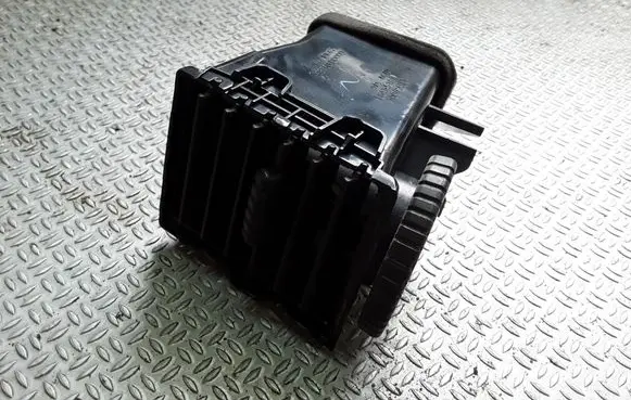 Nissan X-Trail T30 Dash center air vent grill E6475161