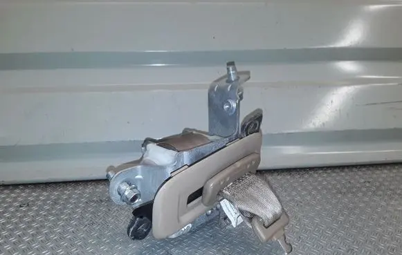 Honda Pilot I Middle seatbelt (rear) ADC707834