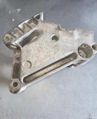 Engine mounting bracket