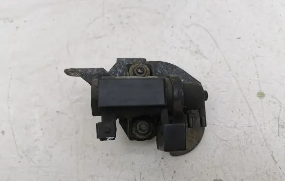 BMW 5 E39 Vacuum valve 70057903