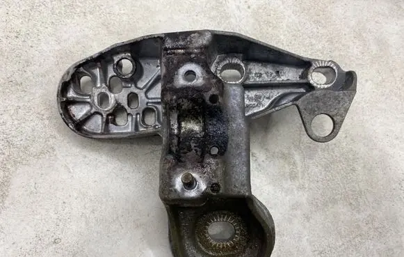 Audi A4 S4 B7 8E 8H Engine mounting bracket 8E0199351M