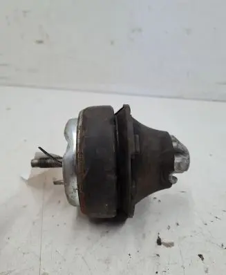 Volvo V70 Engine mounting bracket