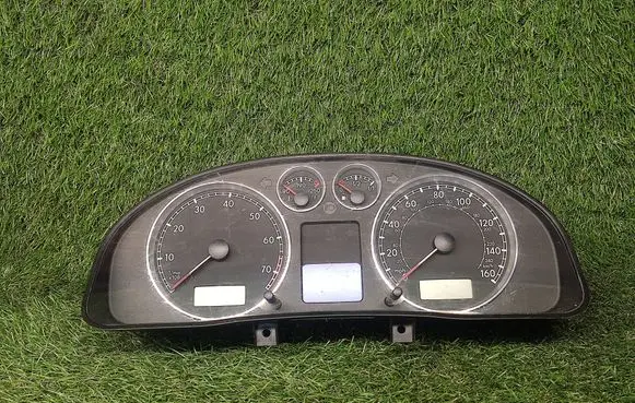 Volkswagen PASSAT B5 Speedometer (instrument cluster) 3B0920927BX