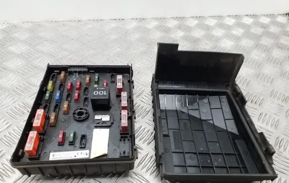 Volkswagen PASSAT B6 Fuse box set 1K0937132F