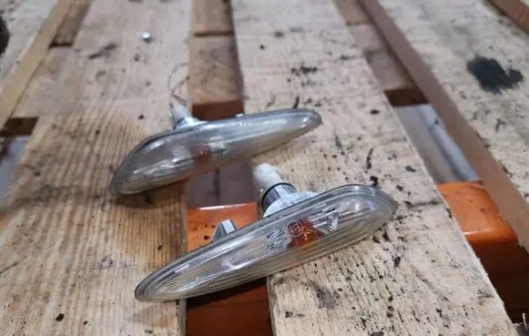 Front fender indicator light