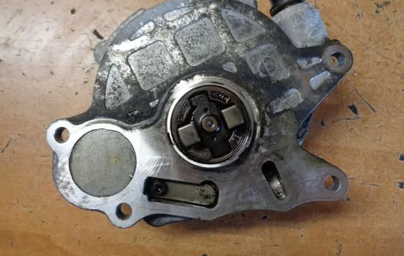 Volkswagen PASSAT B7 Vacuum pump 03L145100