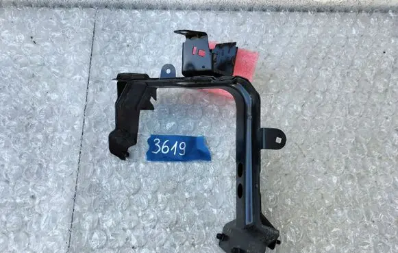 Audi Q7 4M Fender mounting bracket 4M0821131F