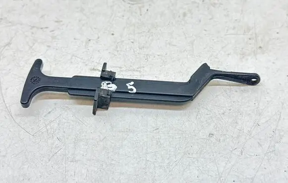 Volkswagen PASSAT B5 Engine bonnet (hood) release handle 3B0823593