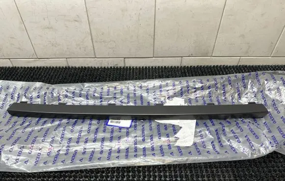 Volvo XC90 Front bumper splitter molding 31383802