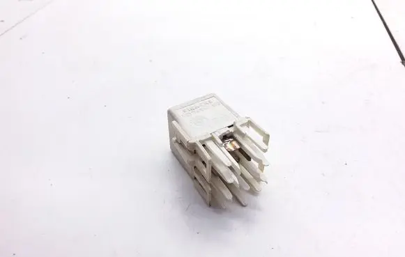 BMW 5 E39 Hazard warning light relay 12631729004